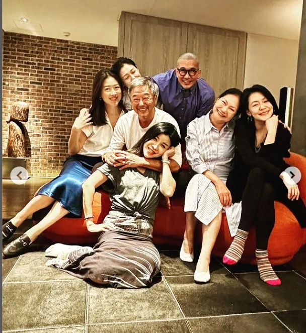 王偉忠女兒(前排左起)、大S、具俊曄、王偉忠(中)、林慧晶(前)、徐媽、小S合影。翻攝自林慧晶IG