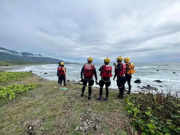 民間單位下水搜救溺水失蹤男子。翻攝自臉書粉專台東縣水中運動訓練協會