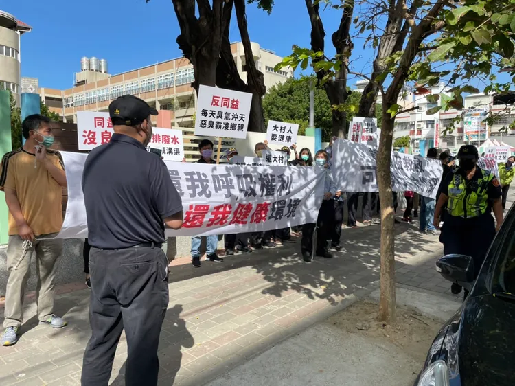 自救會成員呼喊拜託縣長救救他們。自救會提供