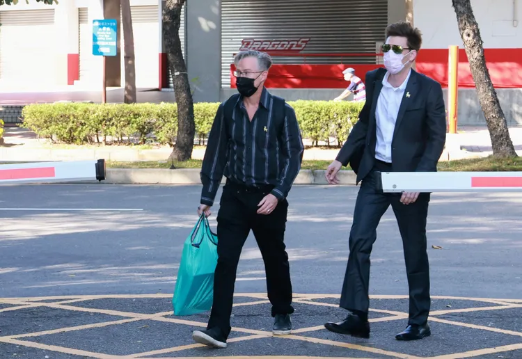 夏克立今在友人陪同下出庭。趙世平攝