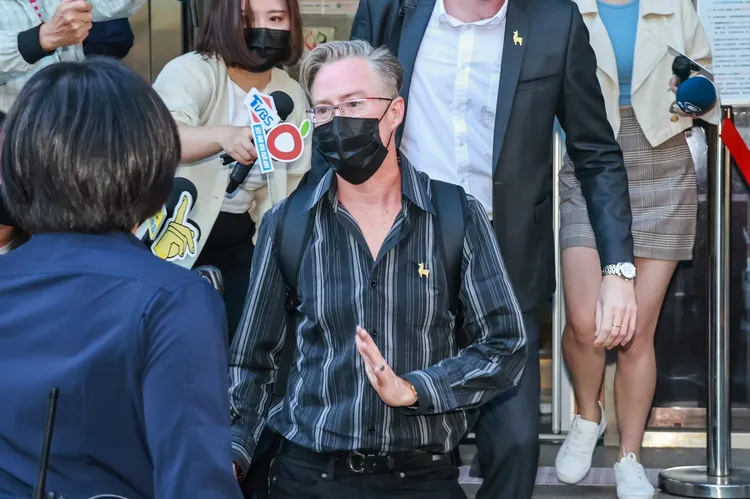 夏克立今天出庭胸前特地別了小駱馬胸章。趙世平攝