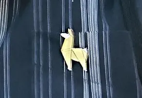 夏克立的胸章。趙世平攝