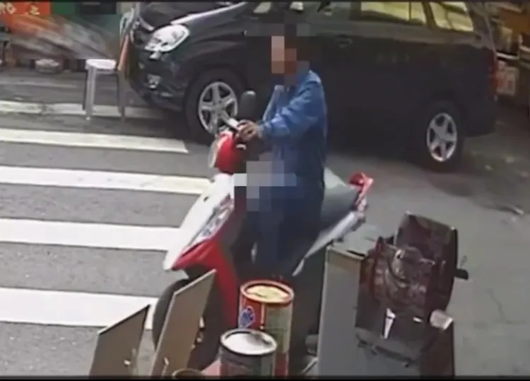 林男砸破車窗後，隨即騎機車離去。讀者提供