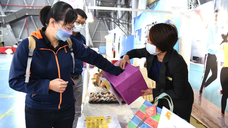 台南香格里拉飯店辦摸彩吸引求職者面試。王志弘攝