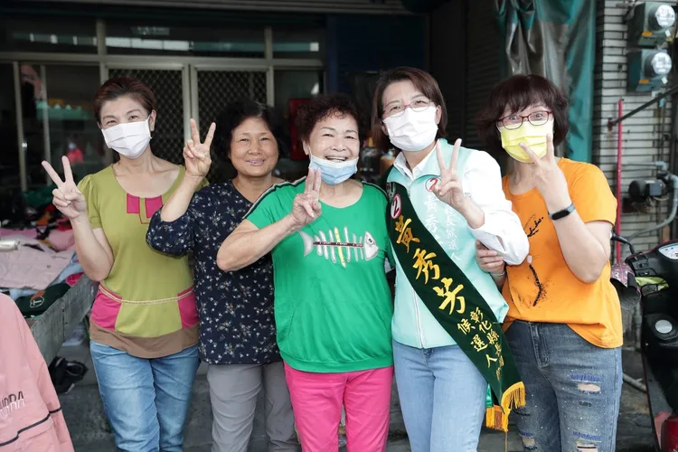 黃秀芳受到婆婆媽媽熱烈歡迎。黃秀芳提供