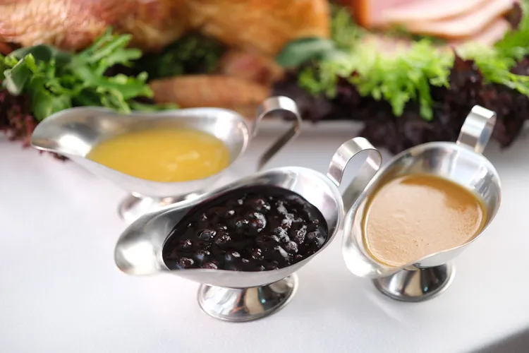 火雞可搭配野莓醬、火雞肉汁食用，風鳳梨醬搭火腿食用配法國麵包超對味。陳志淵攝