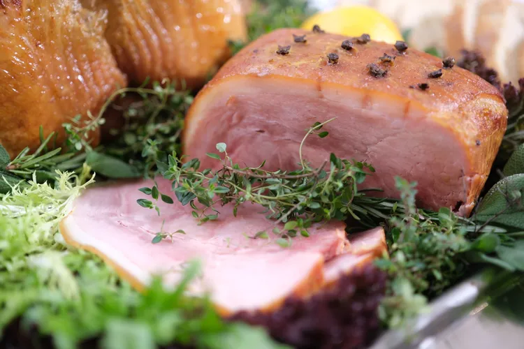 維吉尼亞蜂蜜火腿塗上台灣高山野生蜂蜜與黃芥茉烘烤。陳志淵攝