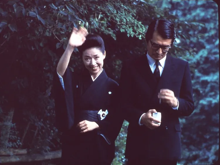 宮本信子（左）和山崎努在《葬禮》演夫妻。台北双喜提供