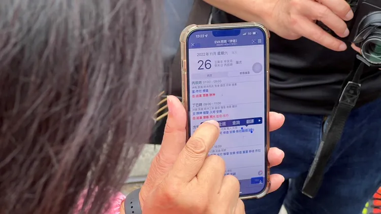 張麗善查閱農民曆選今天下午1點過後吉時投票。魏嘉良攝