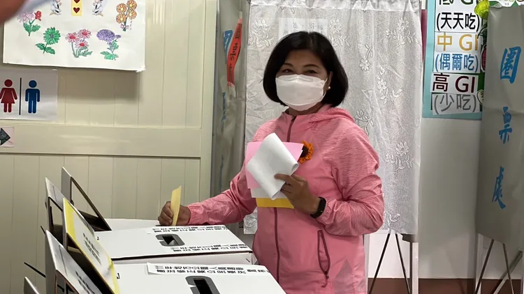 張麗善在戶籍地馬光投票所投下選票。魏嘉良攝