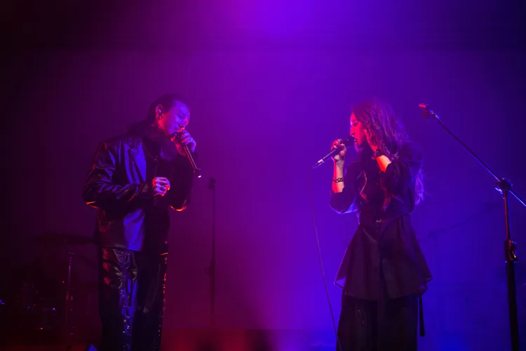 法蘭（右）與TRASH樂團主唱阿夜對唱。Legacy提供