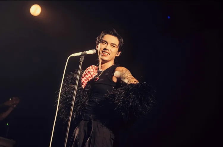 HUSH演唱會以黑色露肩魅惑登台。默聲音樂提供