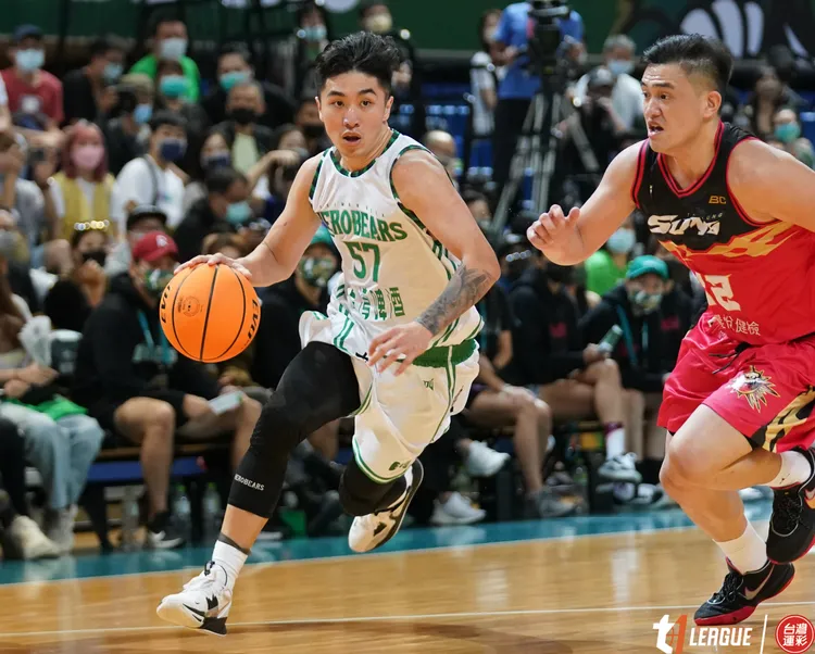 曹薰襄（左）頂替先發表現出色。聯盟提供