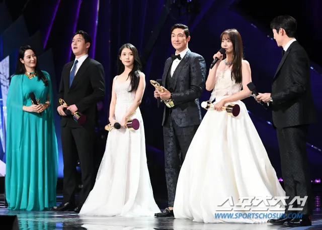 高庚杓（左二起）、ＩＵ、丹尼爾海尼、潤娥獲得最佳人氣獎。翻攝體育朝鮮