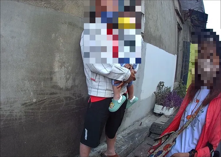 警方連繫張男妻子到場，協請照顧孫子 。讀者提供