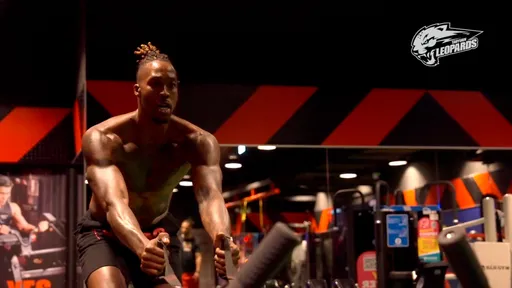 霍華德秀肌肉!自主訓練赤裸上半身 你看得出來他快37歲了嗎