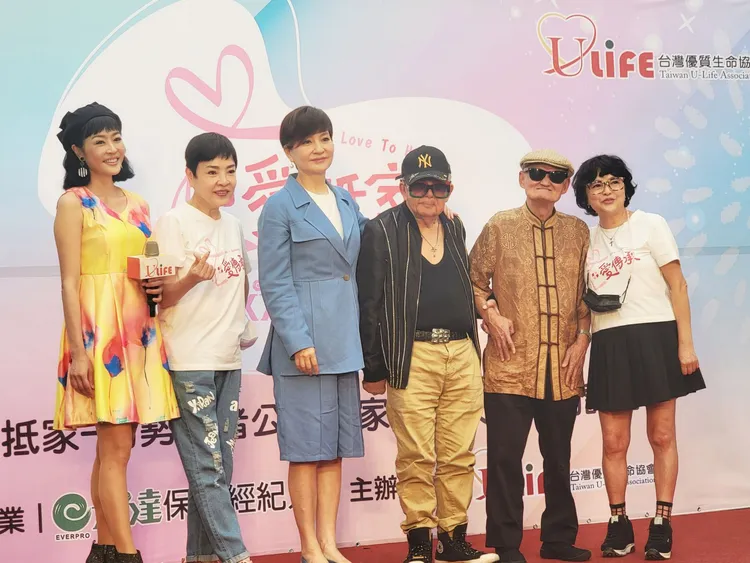 台灣優質生命協會方芳芳理事長(圖左三)帶領協會紀寶如秘書長(圖右一)與資深藝人林松義(圖右三) 、李炳煇(圖右二)一同為弱勢長者發聲。