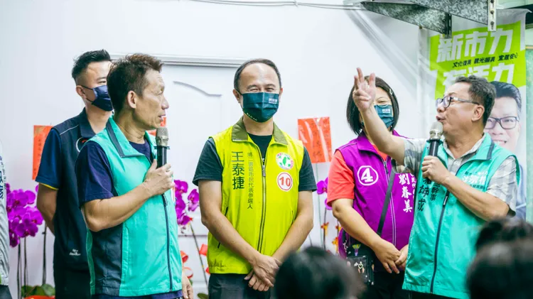 郭子乾與賴坤成兩人一搭一唱，也替民進黨籍市民代表候選人王泰捷輔選。古和純攝