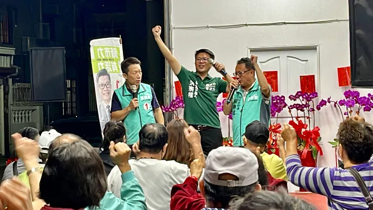 郭子乾與賴坤成兩人乾坤合體，賣力替台東市長候選人洪宗楷輔選。古和純攝