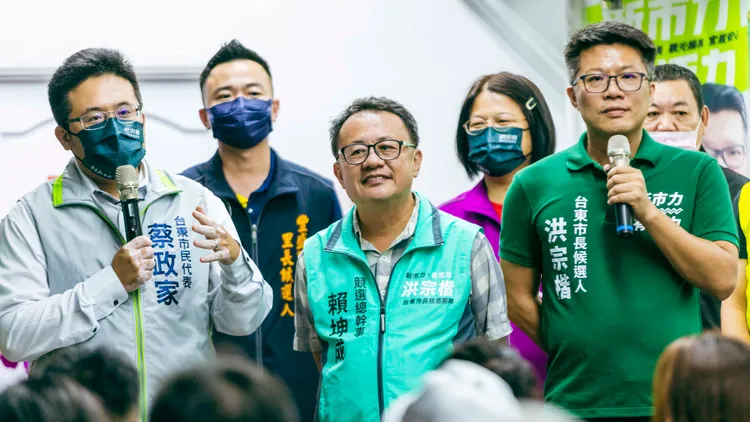 郭子乾一一請賴坤成支持的民代候選人上台致詞。古和純攝