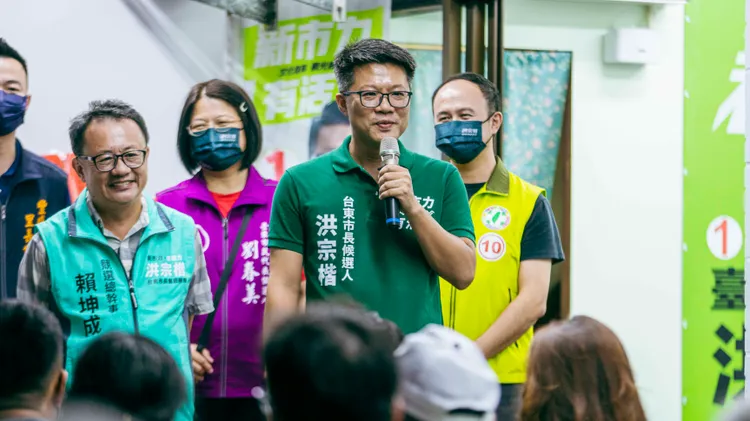 相較國民黨籍對手，洪宗楷相當年輕就擔任縣議員，從行政院東部辦公室執行長卸任參選市長，具有不錯的政治資歷。古和純攝