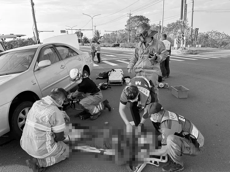 消防人員將女騎士救出。民眾提供