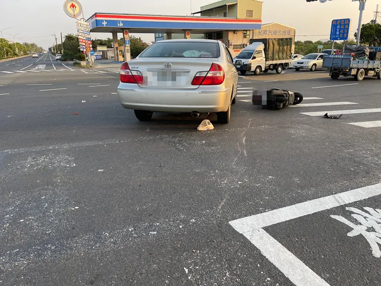 汽機車在路口發生事故。民眾提供