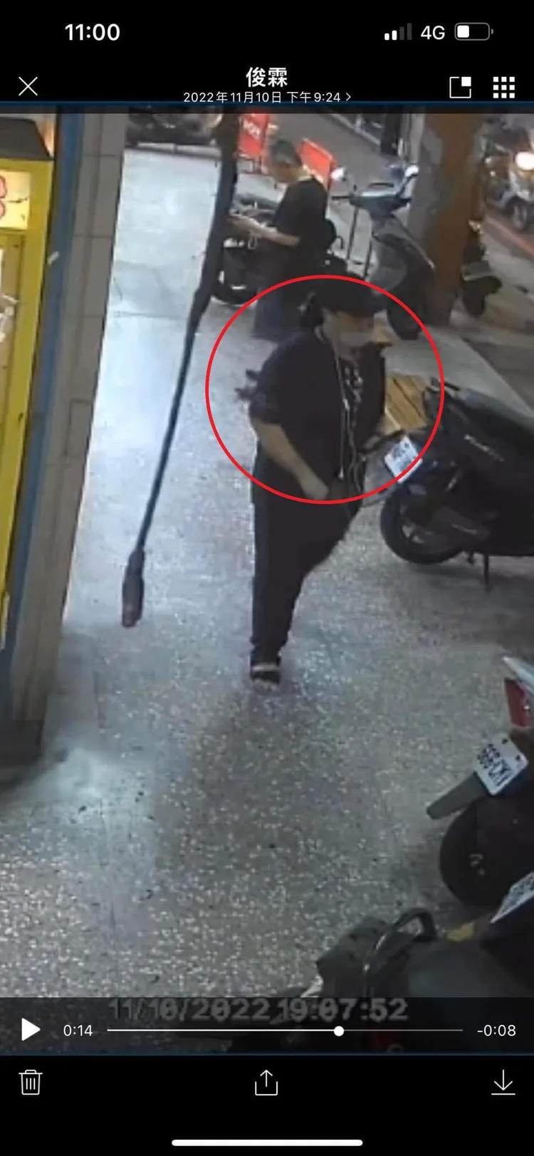 女竊嫌的身影被監視器拍下。翻攝自臉書社團我是五股人