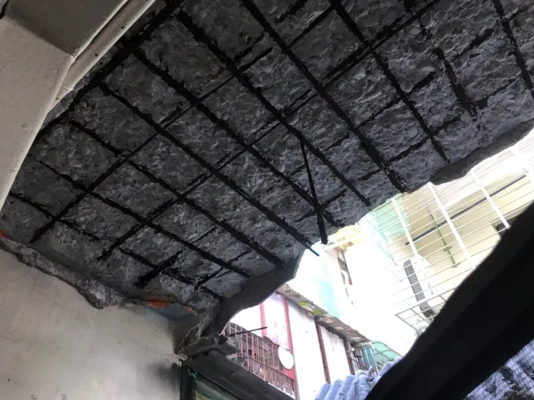 該海砂屋老公寓屋況差，居民採自主都更方式欲重建。市府提供