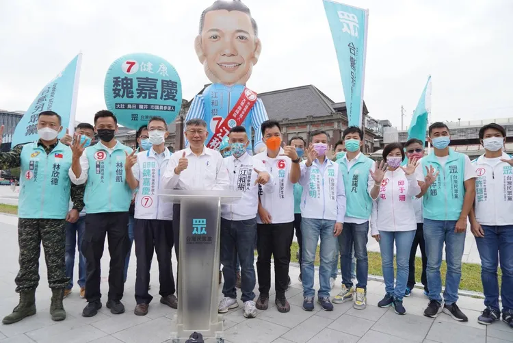 民眾黨主席柯文哲今天南下台中輔選拜票，晚間還要出席台中市造勢晚會。民眾黨提供