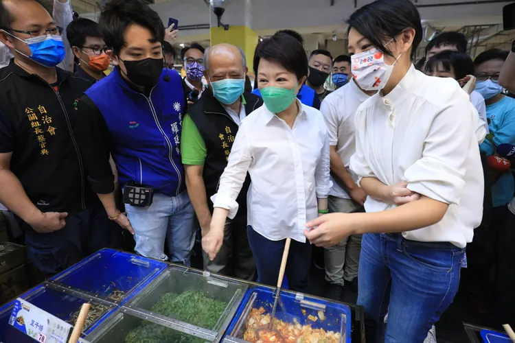 高虹安日前到台中市建國市場取經公有市場經營方式，市長盧秀燕親自接待介紹。資料照片