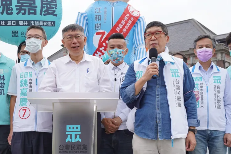 民眾黨黨主席柯文哲到台中幫黨籍市議員助選，右為民眾黨台中市黨部代主委郭達鴻。民眾黨提供