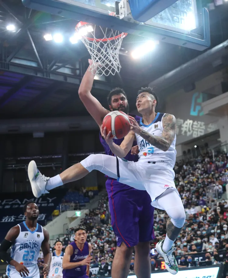 張宗憲精彩拉桿。    鄭孟晃攝