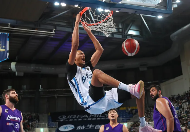 富邦勇士洋將強森灌籃氣勢十足。鄭孟晃攝