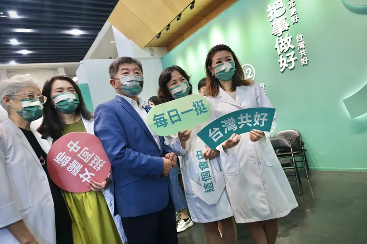 今有多位女醫師出席記者會，力挺陳時中。林林攝