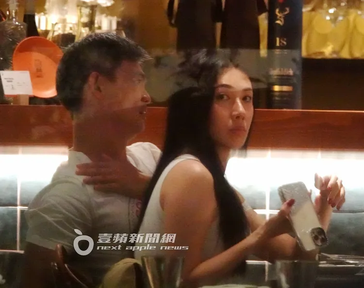 Christine（右）外型亮麗，她表示與連勝武是朋友介紹認識，工作上有合作。資料照片