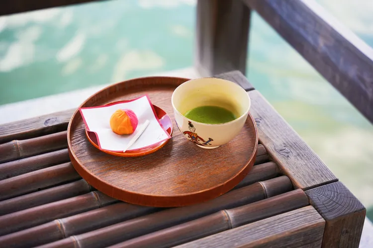 若時間足夠，不妨也可在園區茶屋內點上一份抹茶與和菓子品嘗（圖片套餐為450日元，約新台幣95元）。黃盈甄攝