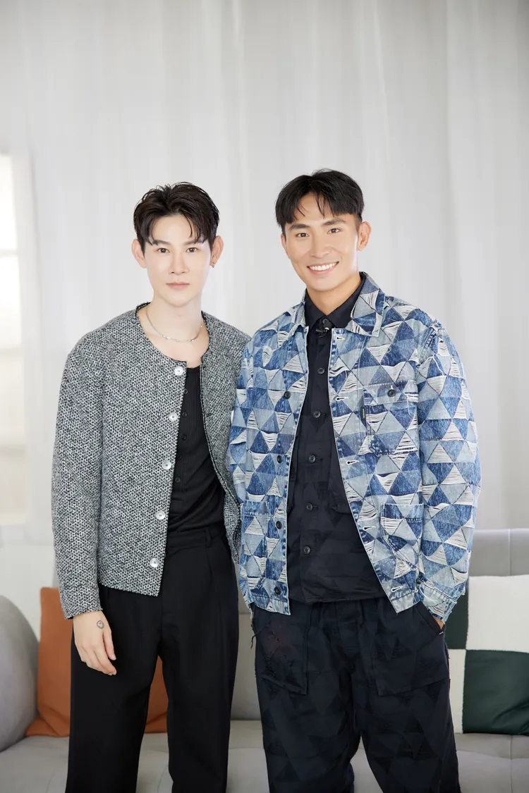 林家佑(右)與學長夏和熙暢聊比賽心境。CBOOK提供