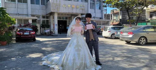 正妹穿婚紗投票！新人先選舉再辦婚宴　票所放送粉紅泡泡　