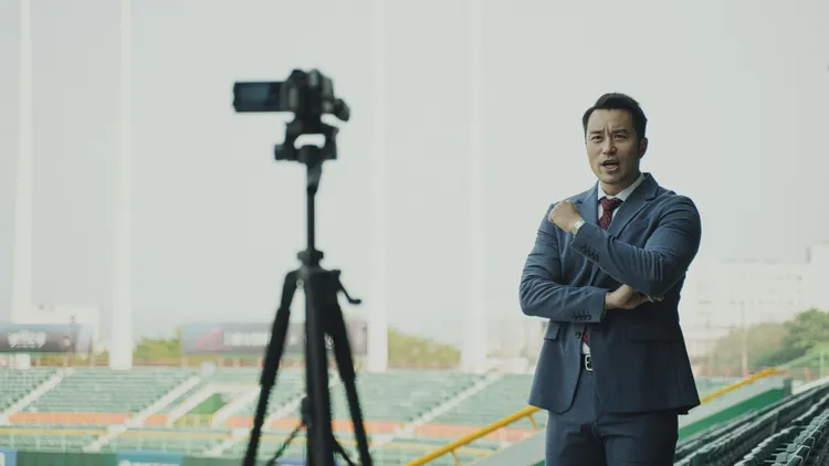 張孝全在新片《罪後真相》飾演名嘴，他特地為此看了許多政論節目，並私下向名嘴請教。威視電影提供