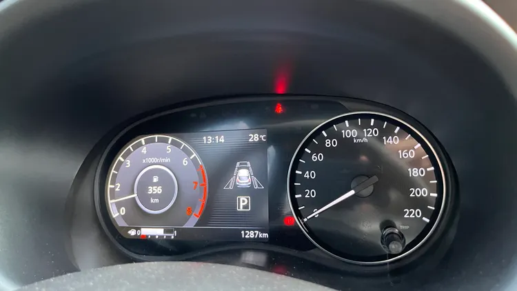 儀錶板全車系都以7吋液晶顯示幕，搭配右方傳統指針時速表的設定。陳志淵攝