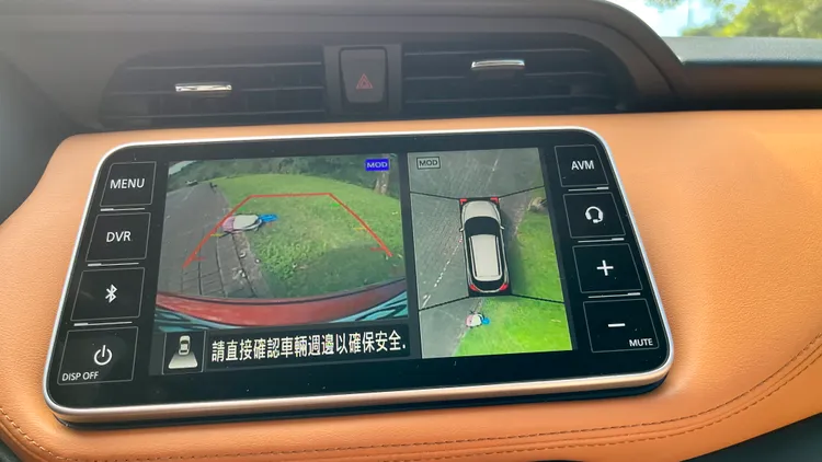 在旗艦版車型上，8吋螢幕則另整合了360度環景影像監控系統。陳志淵攝