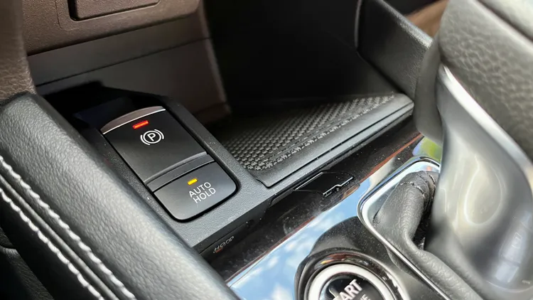 捨棄傳統手煞車，Kicks小改款內裝最大的升級，就是加入了電子手煞車及Auto Hold。陳志淵攝