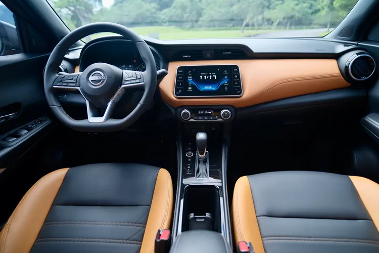 過去Kicks的內裝質感向來出色，試駕車選配雙色鋪陳之後，中央大面積橘色皮革包覆視覺頗為突出。全車配6具SRS氣囊。陳志淵攝