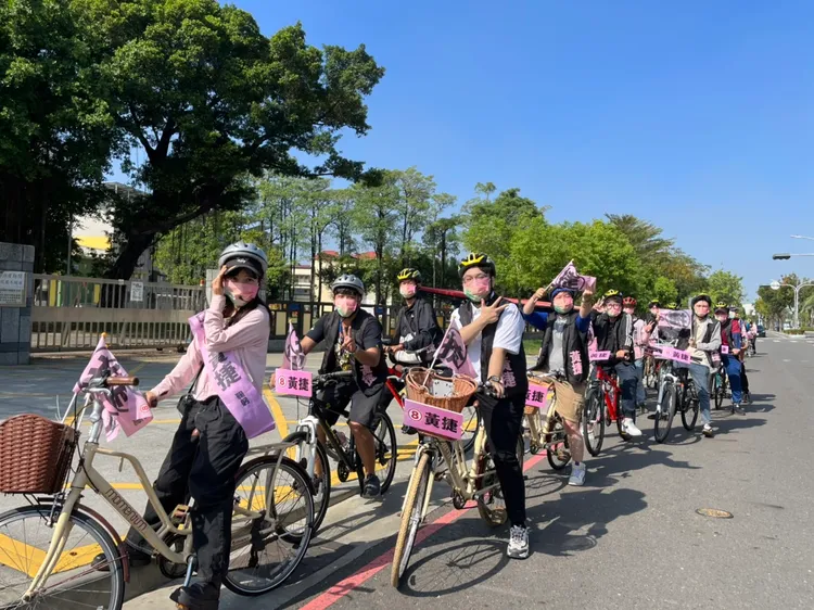 黃捷今與支持者騎單車造勢。讀者提供