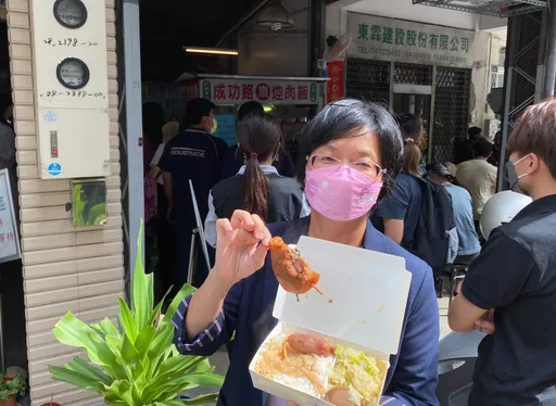 捍衛「爌肉之都」   王惠美排隊挺吃爌肉飯!縣長口袋名單全公開