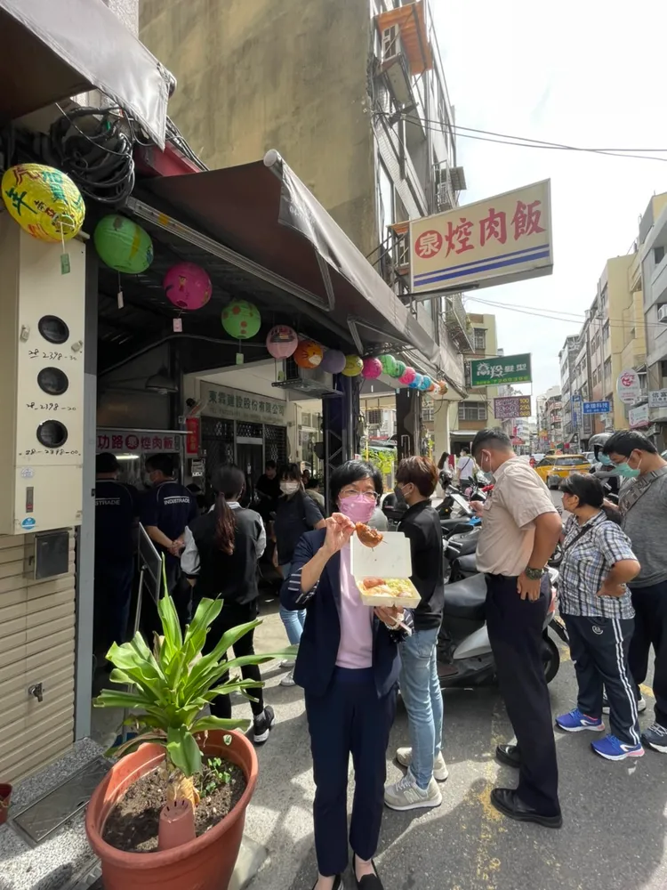 彰化縣長王惠美一早外帶爌肉飯，補充一天能量。彰縣府提供