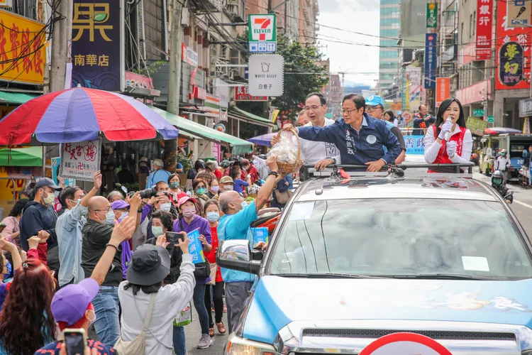 熱情民眾送粽子祝福包中。張善政競辦提供