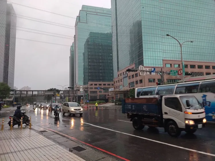 警方在重要路段疏導車流。翻攝畫面