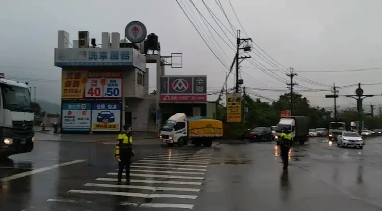 國1汐止交流道昨晚再度走山，警方預計將有許多車輛改道行經汐止。翻攝畫面